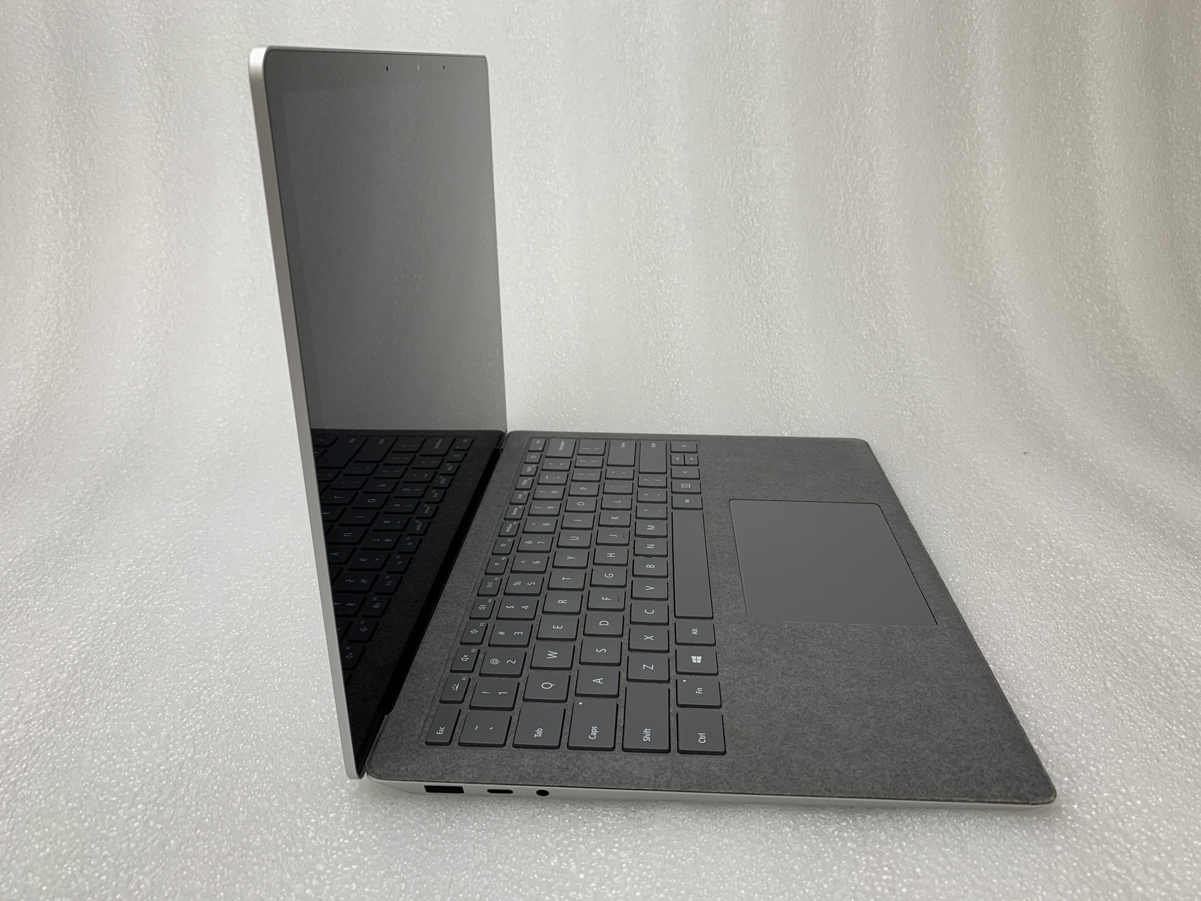 Microsoft Surface Laptop 3 Core i5-1035G7 1.2GHz 16GB RAM Microsoft Surface Laptop 3 Core i5-1035G7 1.2GHz 16GB RAM