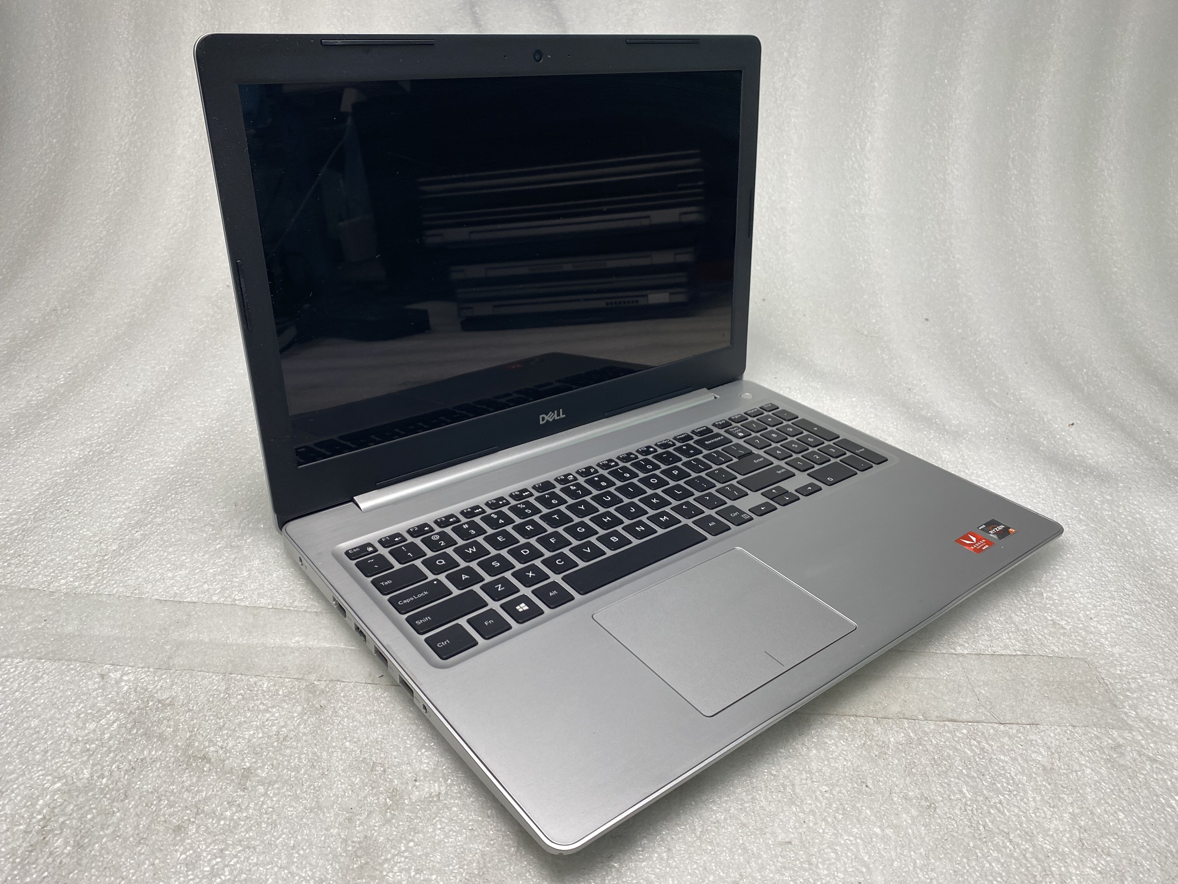 DELL Inspiron 5575 15.6インチ Ryzen 5 2500U Dell Inspiron 5575 15.6