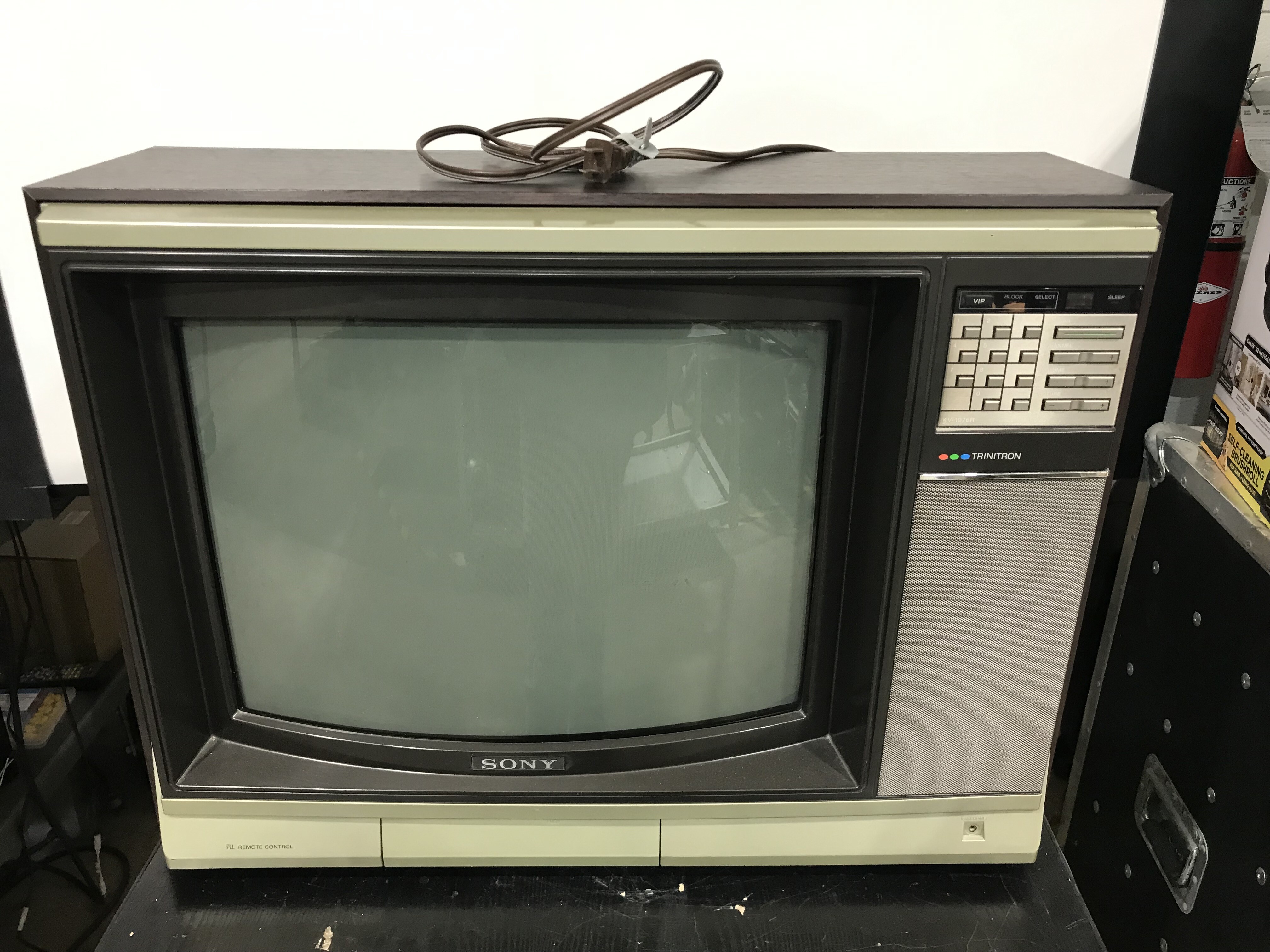 Sony KV-1976R Trinitron Vintage Television CRTV for Retro Gaming